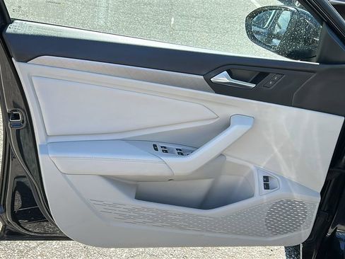 Used 2023 Volkswagen Jetta SE w/ Panoramic Sunroof Package FWD image 9