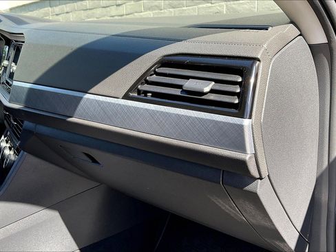 Used 2022 Volkswagen Jetta SE w/ Panoramic Sunroof Package image 16