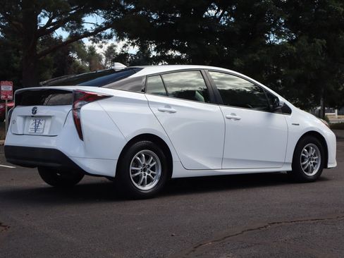 Used 2016 Toyota Prius Two FWD image 5
