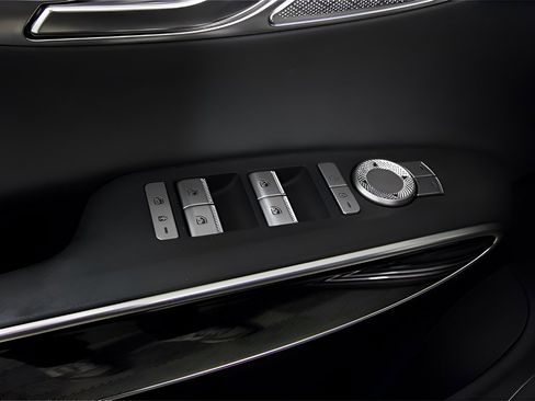 Used 2025 Genesis G70 3.3T Advanced w/ Sport Prestige Package image 17