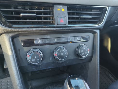 Certified 2022 Volkswagen Taos SE image 12