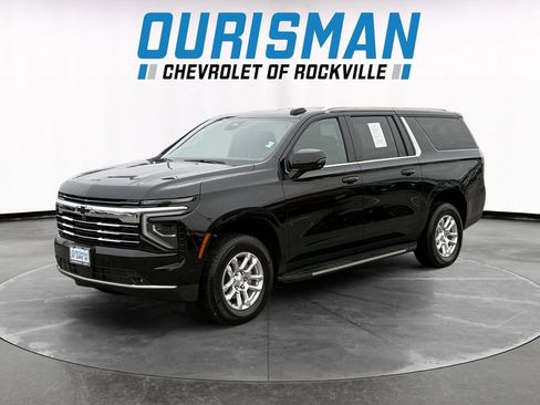 Used 2025 Chevrolet Suburban LT w/ Comfort Package image 2