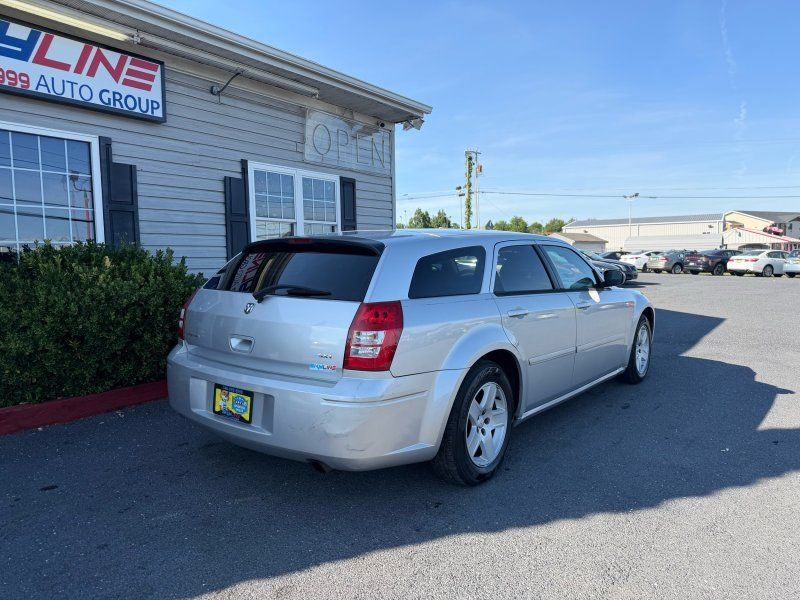 Used 2005 Dodge Magnum SE RWD image 3
