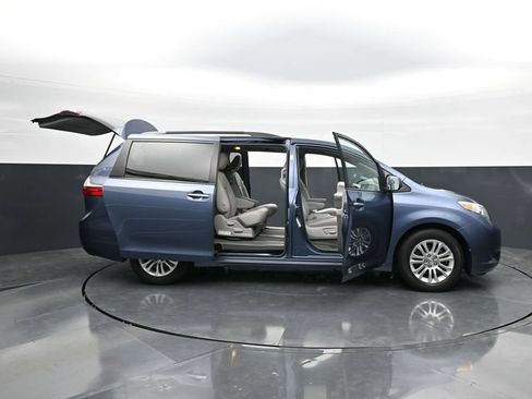 Used 2017 Toyota Sienna XLE FWD image 45