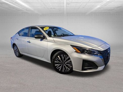 Used 2024 Nissan Altima 2.5 SV FWD image 3