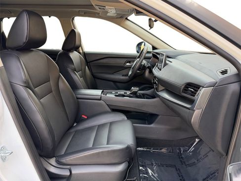 Used 2024 Nissan Rogue SV w/ SV Premium Package image 18