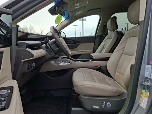 Used 2024 Lincoln Nautilus Premier image 13