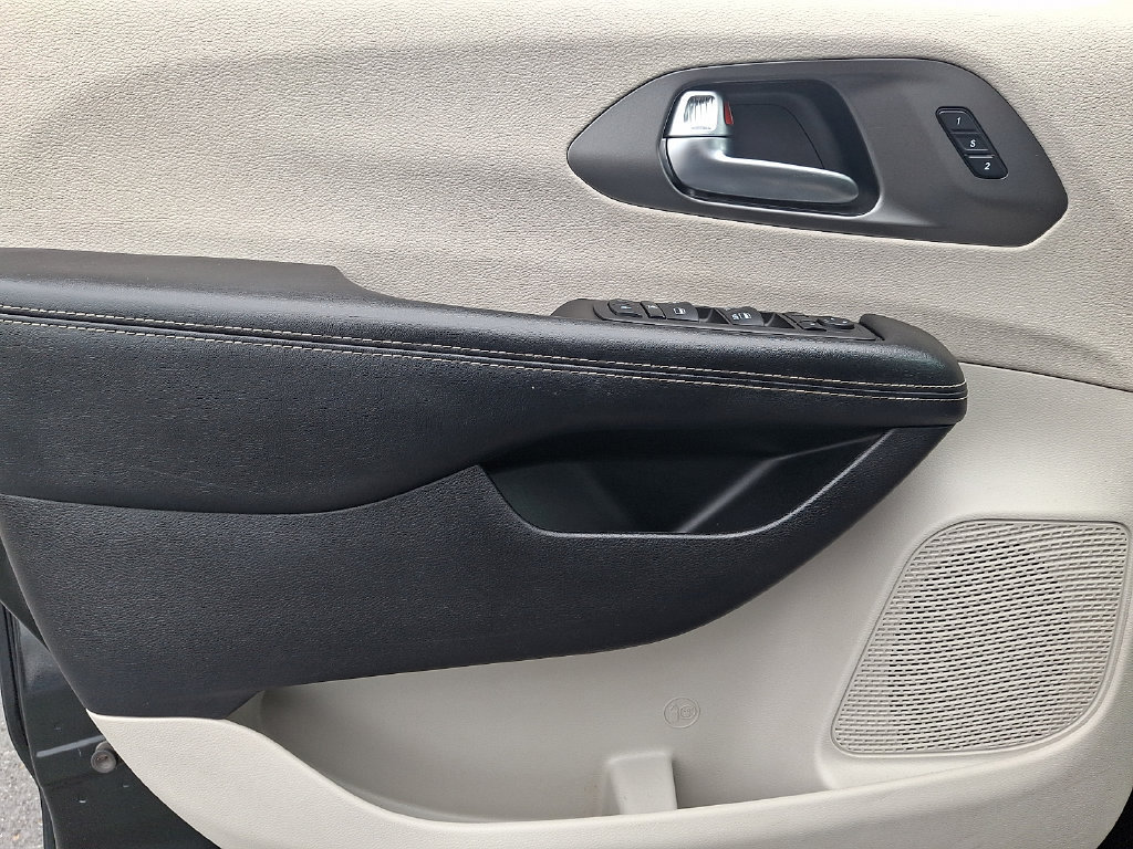 Used 2023 Chrysler Pacifica Touring-L FWD image 12