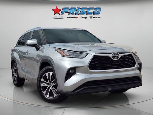 Used 2021 Toyota Highlander XLE FWD image 1