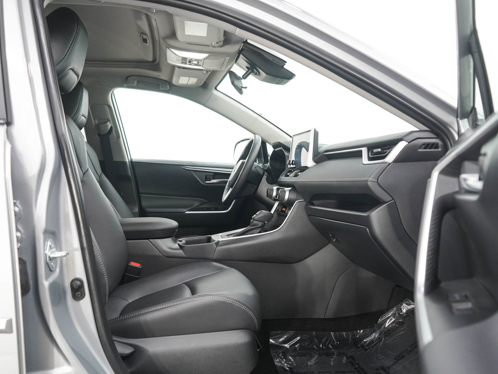 Used 2025 Toyota RAV4 XLE Premium w/ Weather Package AWD/4WD image 11