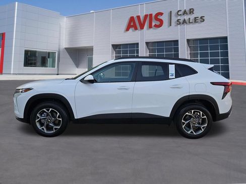 Used 2025 Chevrolet Trax LT w/ LT Convenience Package FWD image 10