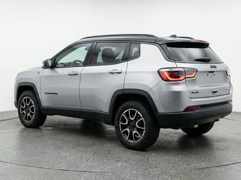 Used 2025 Jeep Compass Trailhawk image 6
