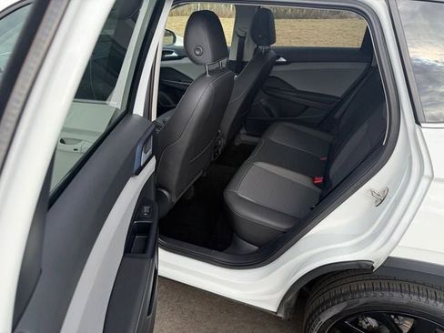 Used 2024 Volkswagen Taos SE image 6