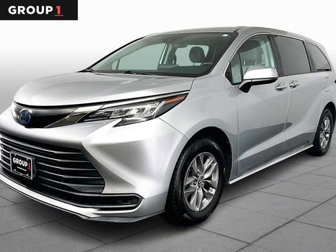 Used 2022 Toyota Sienna LE image 1