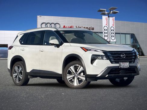 Used 2025 Nissan Rogue SL FWD image 2