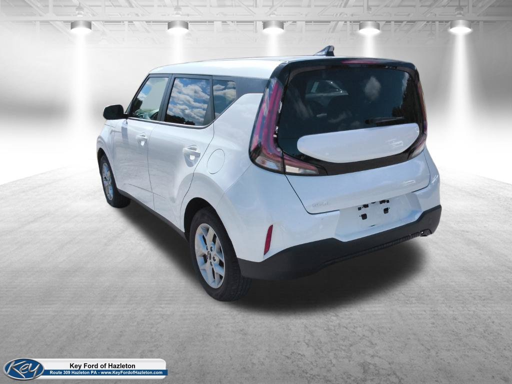 Used 2025 Kia Soul LX FWD image 8