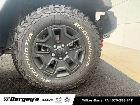 Used 2016 Jeep Wrangler Unlimited Sahara AWD/4WD image 4
