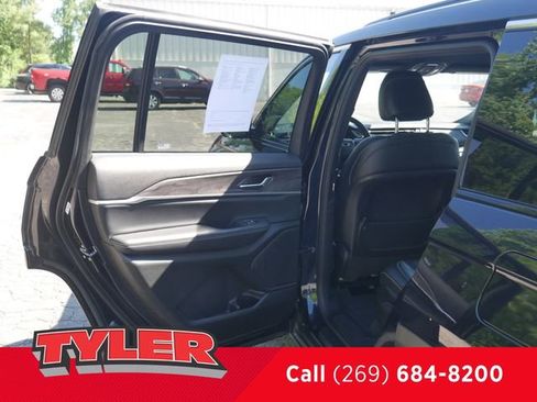 Used 2024 Jeep Grand Cherokee L Limited AWD/4WD image 19