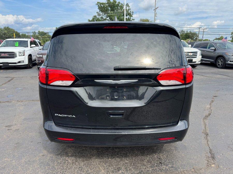 Used 2017 Chrysler Pacifica Touring FWD image 4