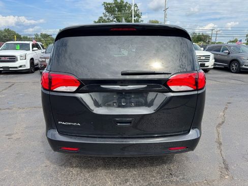 Used 2017 Chrysler Pacifica Touring FWD image 4