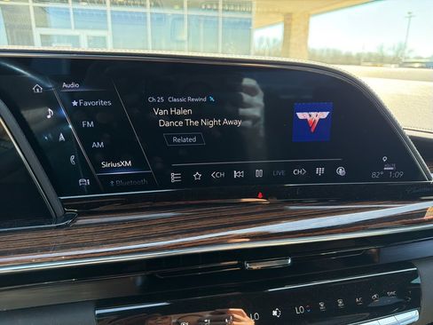 Used 2024 Cadillac Escalade Luxury image 10