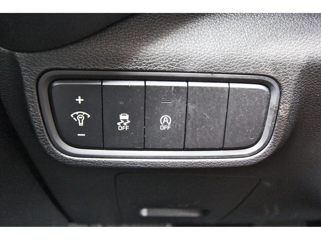 Used 2025 Kia Soul LX w/ LX Technology Package FWD image 22