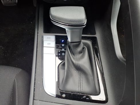 Used 2025 Hyundai Elantra SE image 16