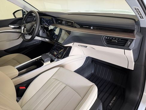 Used 2023 Audi e-tron Premium Plus w/ Premium Plus Package AWD/4WD image 34