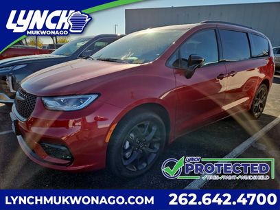 Used 2026 Chrysler Pacifica Limited w/ Uconnect Theater Family Group