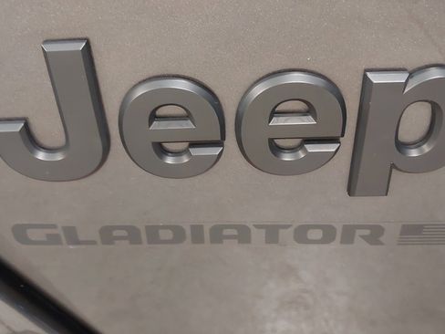 Used 2024 Jeep Gladiator Willys image 31
