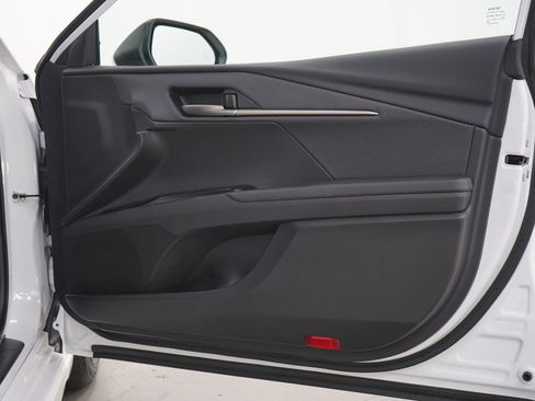 Used 2025 Toyota Camry SE image 11