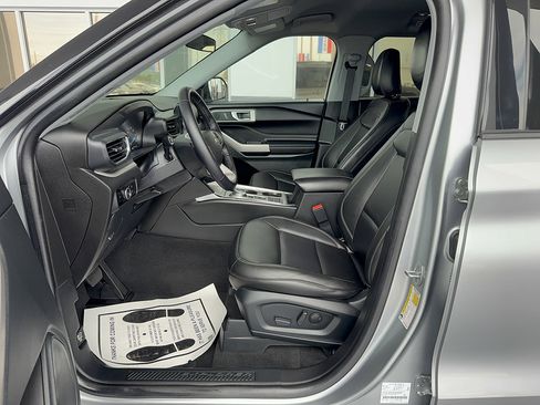 Used 2023 Ford Explorer XLT w/ Equipment Group 202A RWD image 11