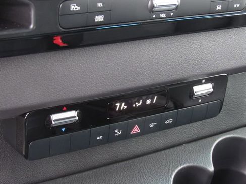 Used 2025 Mercedes-Benz Sprinter 2500 image 31