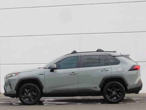 Used 2021 Toyota RAV4 XLE Premium AWD/4WD image 4