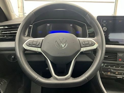 Used 2025 Volkswagen Jetta SE FWD image 9