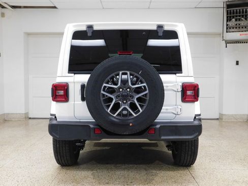 Used 2024 Jeep Wrangler Unlimited Sahara w/ Technology Group AWD/4WD image 5