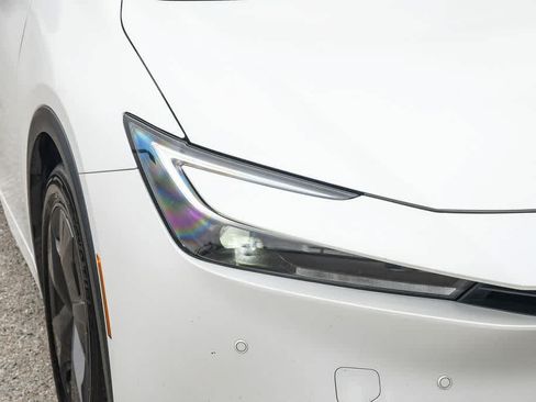 Used 2025 Toyota Prius LE FWD image 4