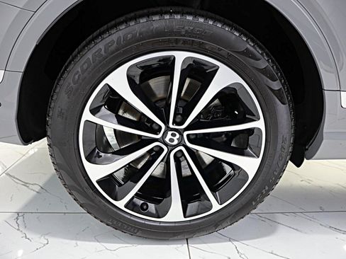 Used 2024 Bentley Bentayga Extended Wheelbase AWD/4WD image 54
