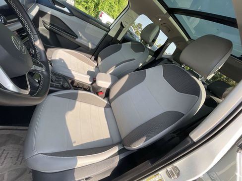 Used 2023 Volkswagen Taos SE w/ Panoramic Sunroof Package AWD/4WD image 21