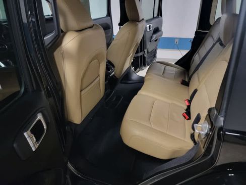 Used 2018 Jeep Wrangler Unlimited Sahara image 14