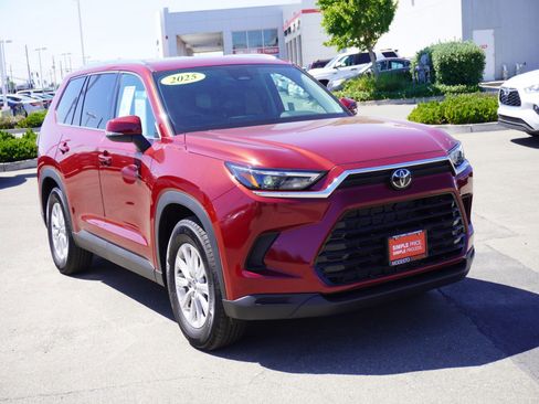 Used 2025 Toyota Grand Highlander FWD image 1