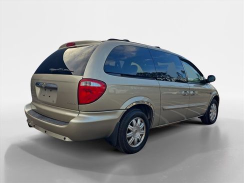 Used 2007 Chrysler Town & Country Touring image 5