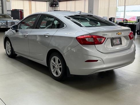 Used 2017 Chevrolet Cruze LT w/ LT Convenience Package FWD image 4