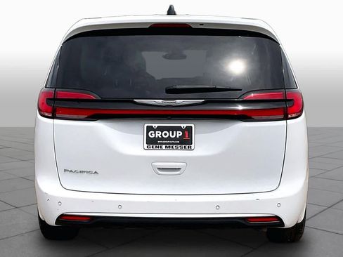 Used 2023 Chrysler Pacifica Touring-L FWD image 5