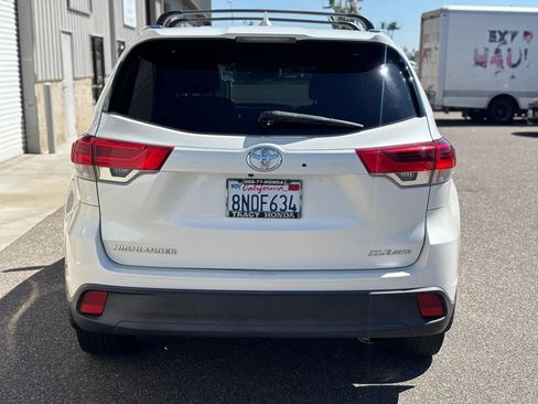 Used 2019 Toyota Highlander XLE AWD/4WD image 4