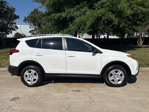 Used 2015 Toyota RAV4 LE AWD/4WD image 2
