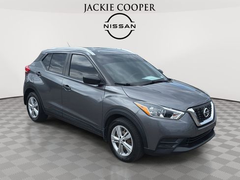 Used 2018 Nissan Kicks S FWD image 3