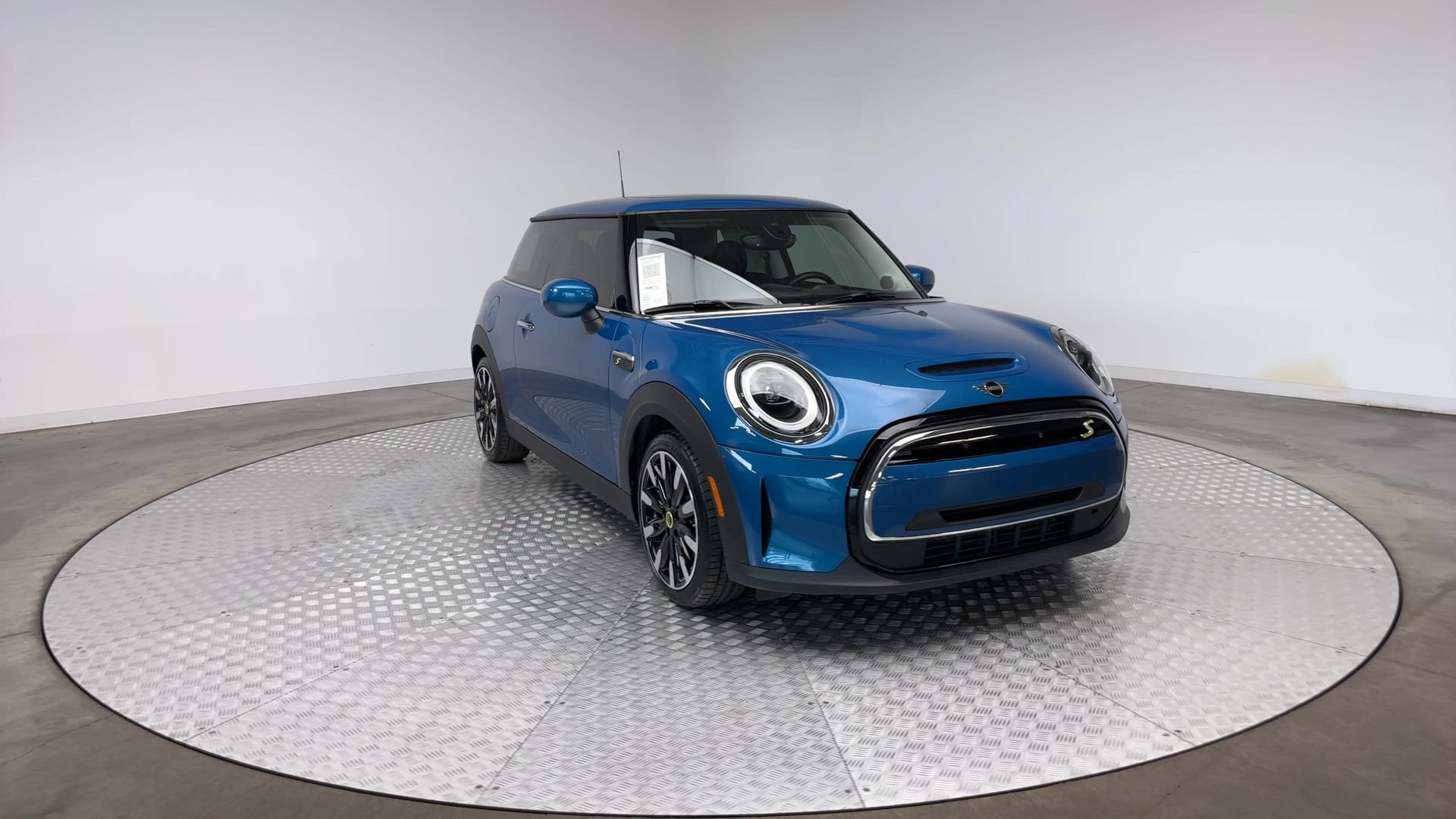 Certified 2024 MINI Cooper SE w/ Signature Upholstery Package FWD image 2