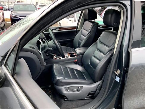 Used 2014 Volkswagen Touareg TDI image 8