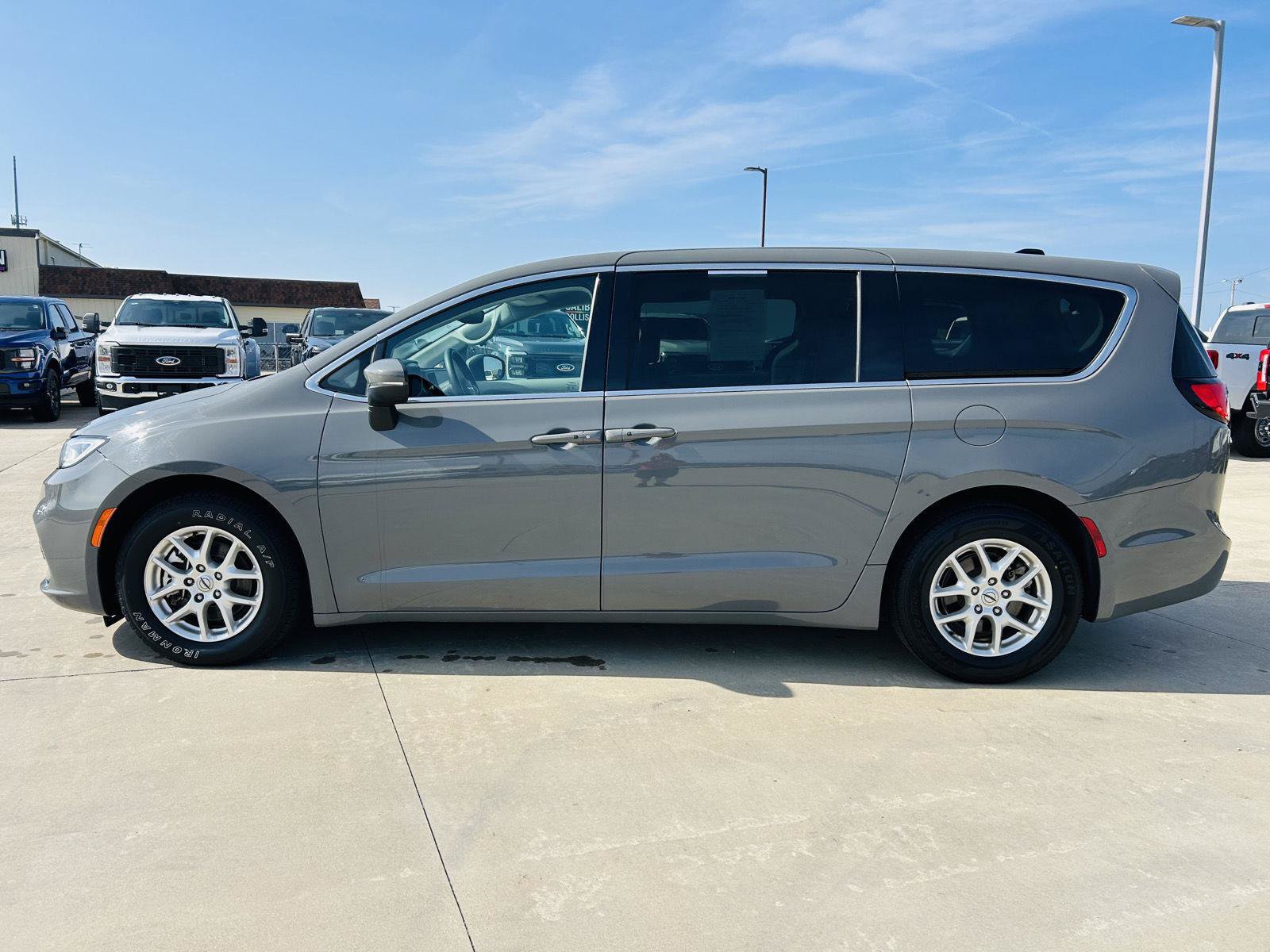 Used 2023 Chrysler Pacifica Touring-L FWD image 35